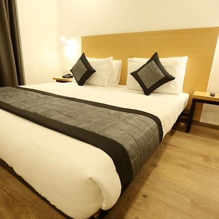 Hotel Yellow Saffron Делхи Екстериор снимка