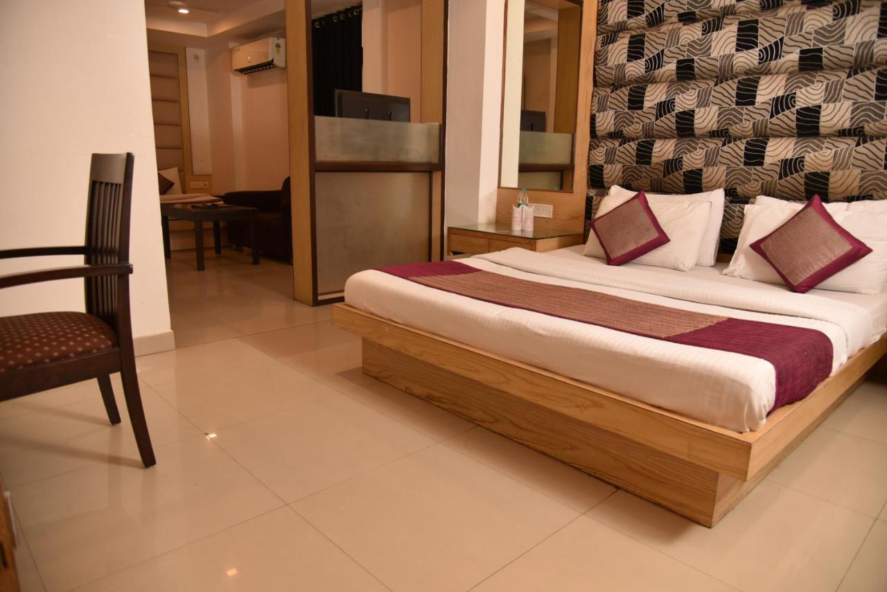 Hotel Yellow Saffron Делхи Екстериор снимка