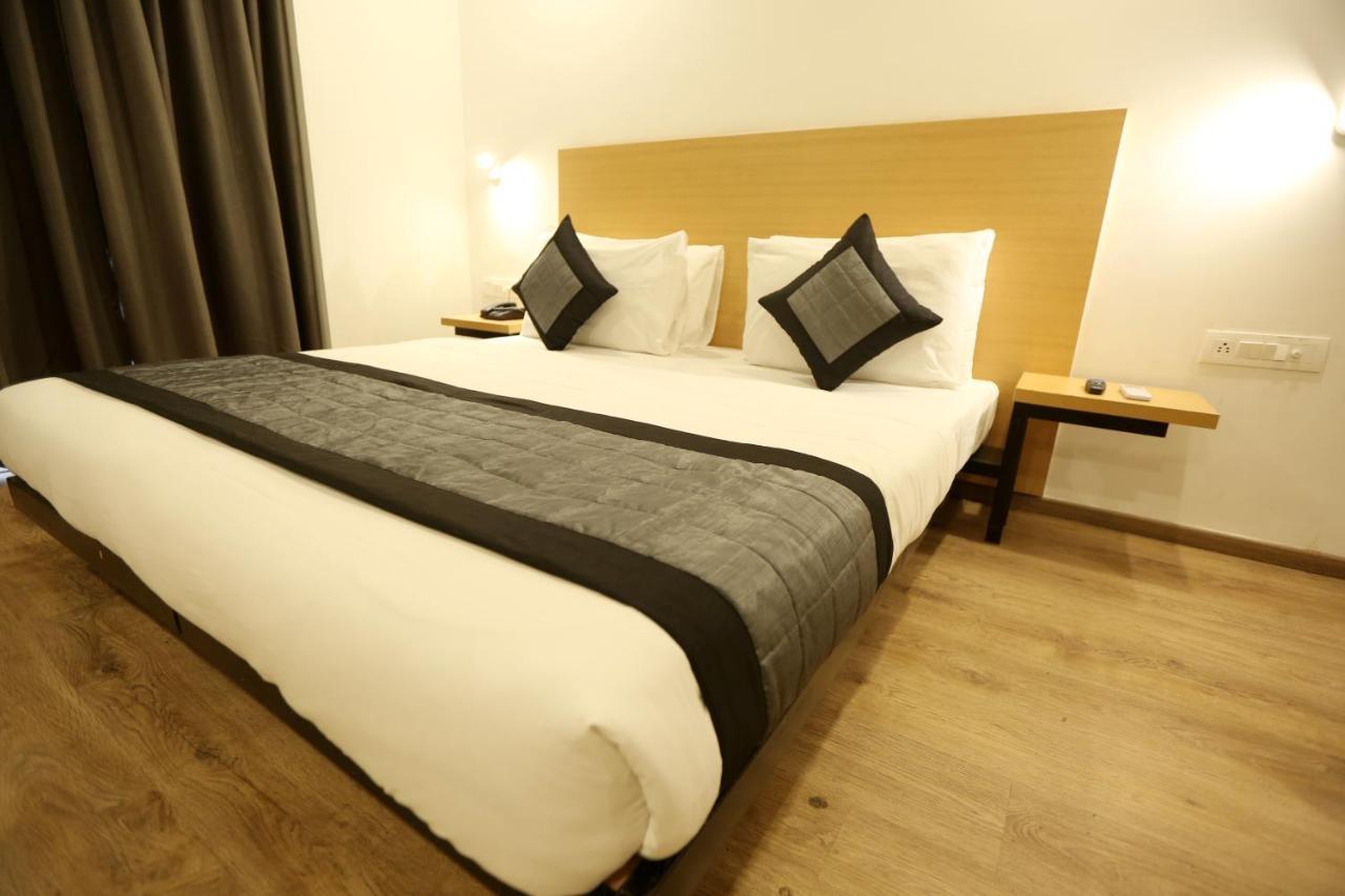 Hotel Yellow Saffron Делхи Екстериор снимка